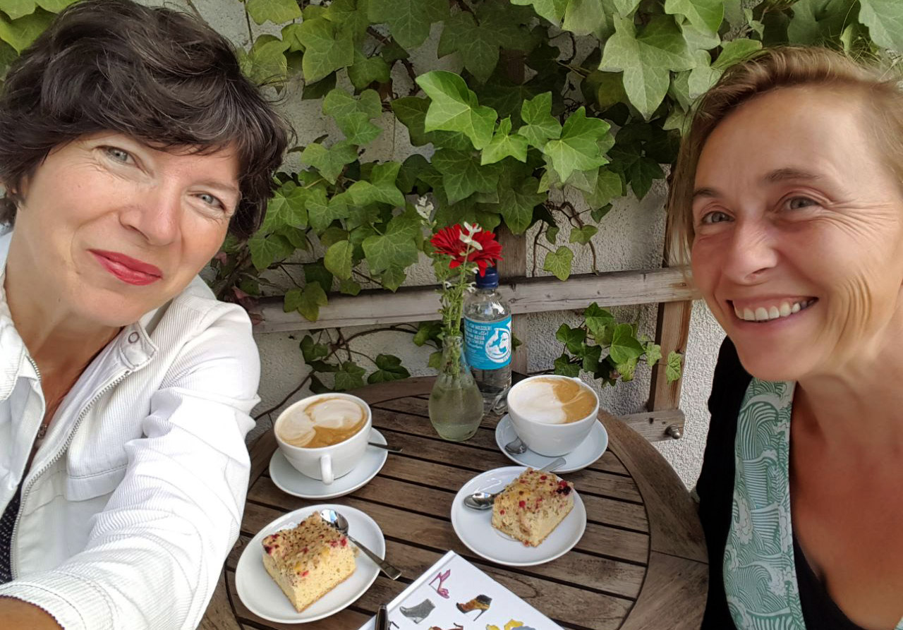 Birgit und Sabine im Cafe